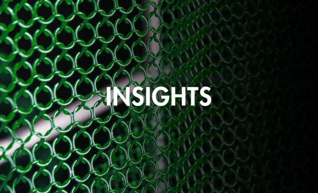 Nahaufnahme Edelstahl-Ringgeflecht mit INSIGHTS Overlay – Blogbeitragsbild zur Sicherheitslösung von Niroflex