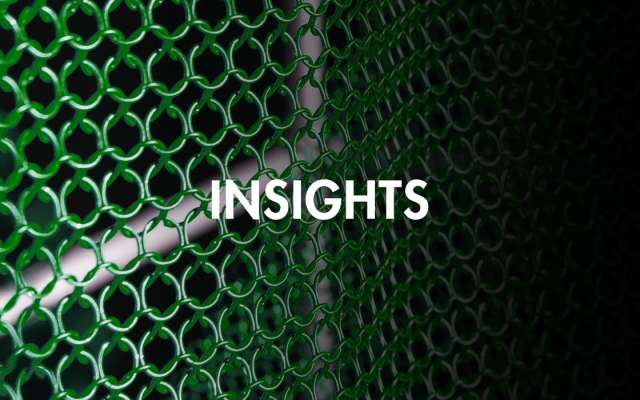 Nahaufnahme Edelstahl-Ringgeflecht mit INSIGHTS Overlay – Blogbeitragsbild zur Sicherheitslösung von Niroflex