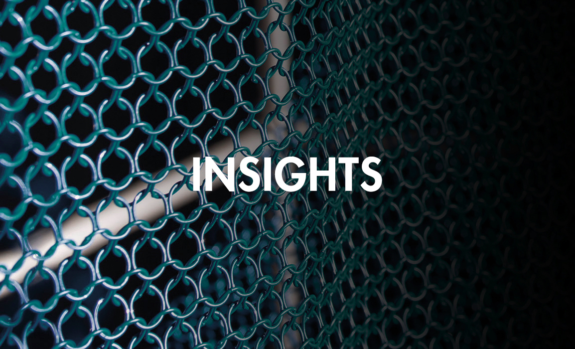 Nahaufnahme Edelstahl-Ringgeflecht mit INSIGHTS Overlay – Blogbeitragsbild zur Sicherheitslösung von Niroflex