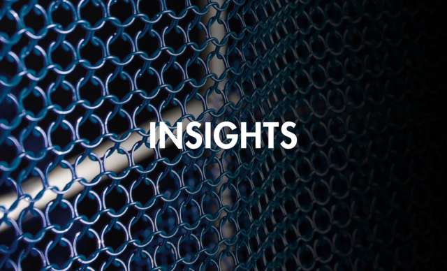 Nahaufnahme eines NIROFLEX Schnittschutzhandschuhs / Edelstahl-Ringgeflecht mit INSIGHTS Overlay – Schutz in der Lebensmittelproduktion