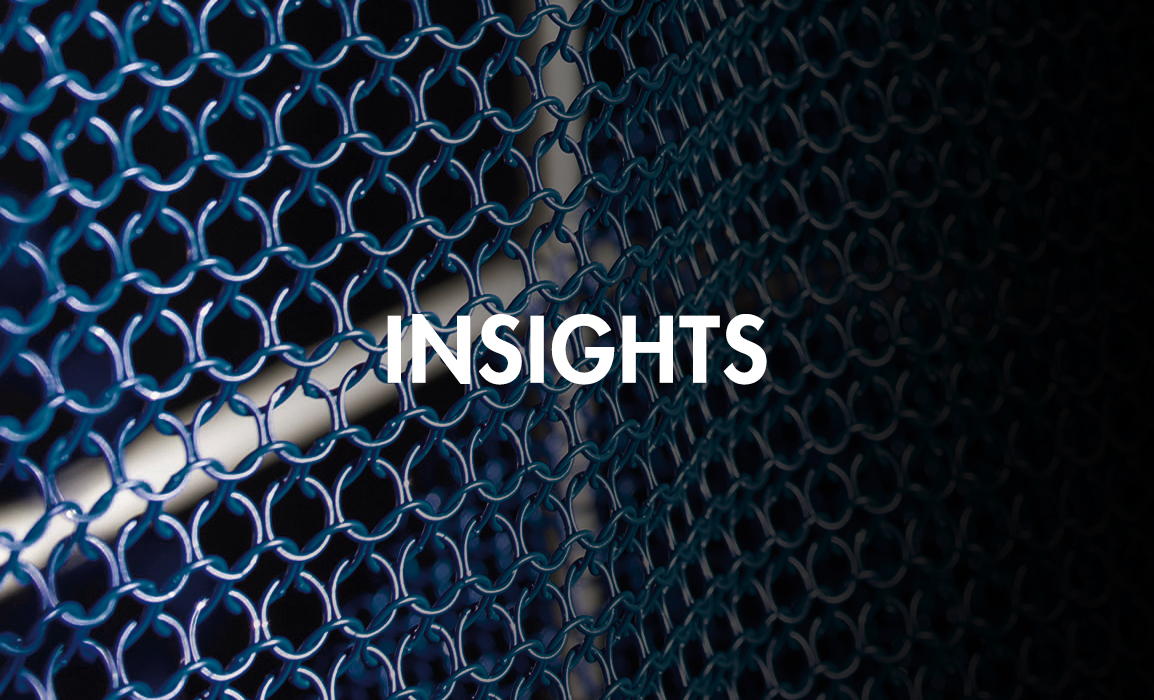Nahaufnahme eines NIROFLEX Schnittschutzhandschuhs / Edelstahl-Ringgeflecht mit INSIGHTS Overlay – Schutz in der Lebensmittelproduktion