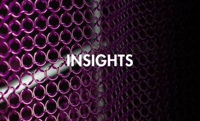 Nahaufnahme von violettem Edelstahl-Ringgeflecht mit Schriftzug „Insights"