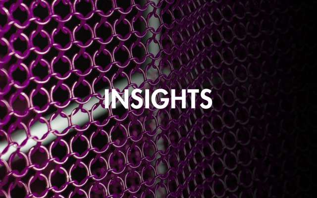 Nahaufnahme von violettem Edelstahl-Ringgeflecht mit Schriftzug „Insights"