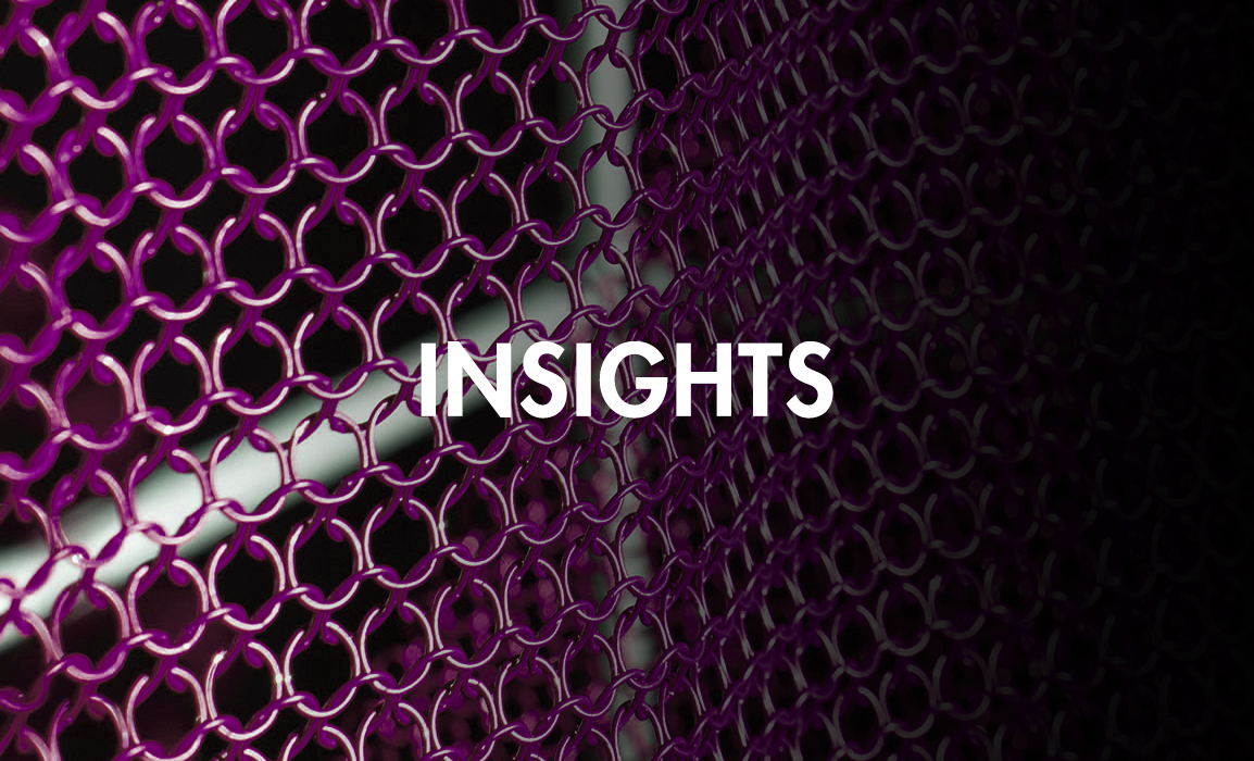 Nahaufnahme von violettem Edelstahl-Ringgeflecht mit Schriftzug „Insights"